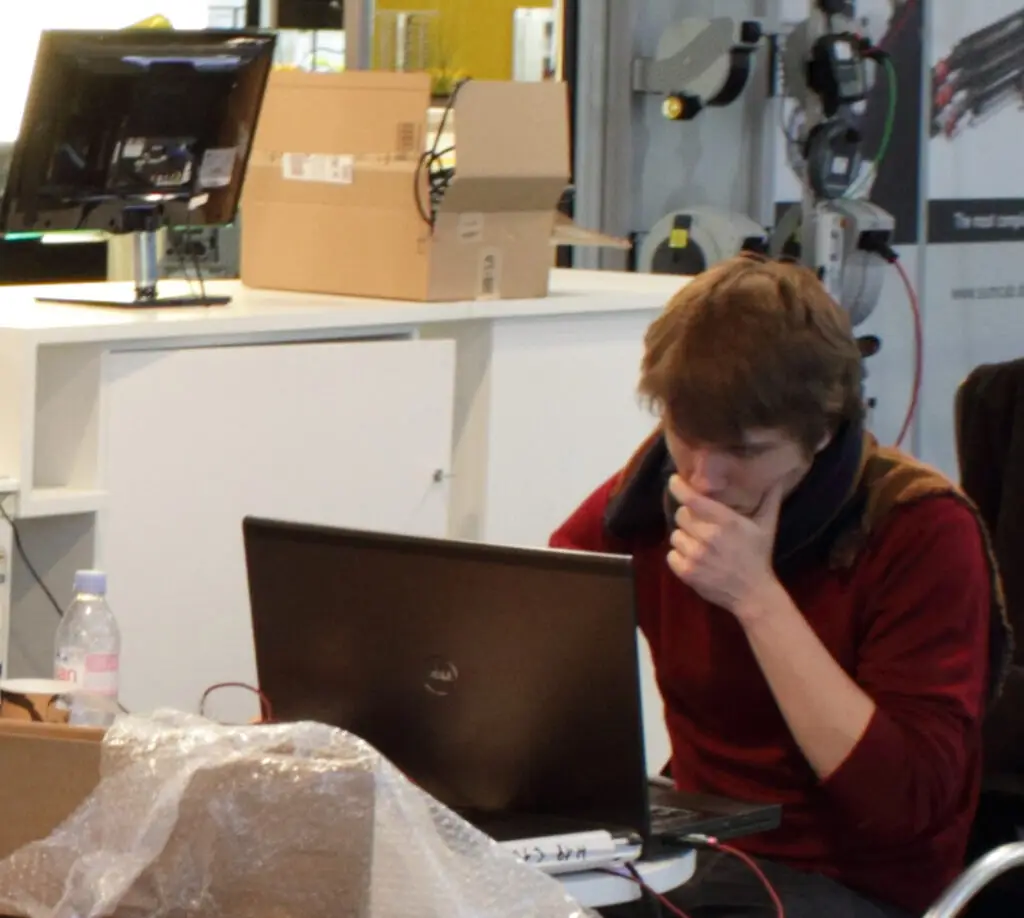 Photo de Boris Bocquet en train de travailler devant son ordinateur portable. Boris a l'air très concentré devant son écran.